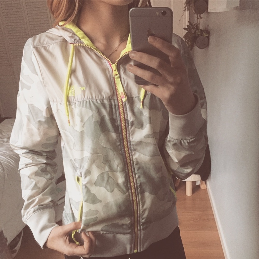 North face camp windbreaker